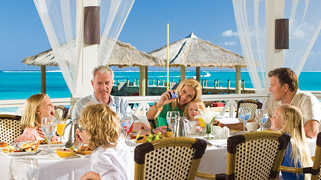 Familia disfrutando del almuerzo